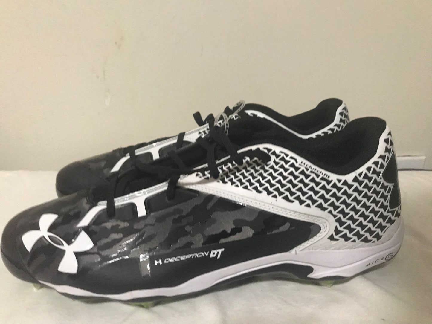 UNDER ARMOUR DECEPTION LOW DT BASEBALL Cleats Black White 16. 1264165-011 $99