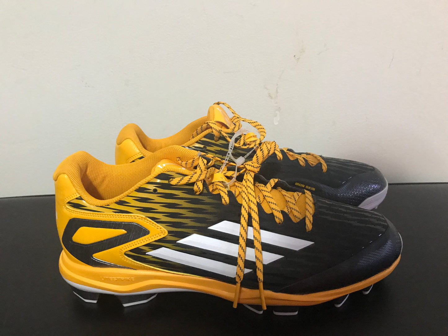 NEW MENS ADIDAS BASEBALL PLASTIC CLEATS SHOES BLACK & YELLOW US SIZE 15 S84755